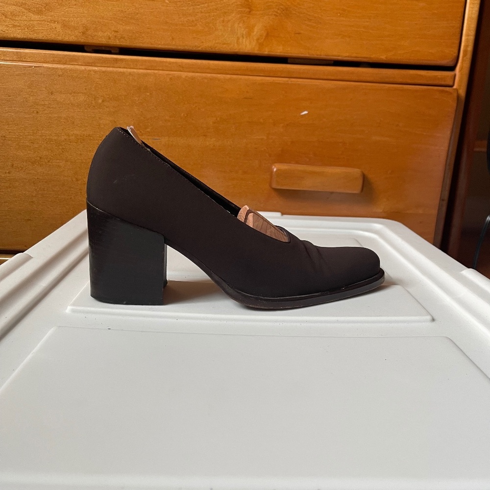 Gorgeous Italian dark brown leather lined block heel pumps